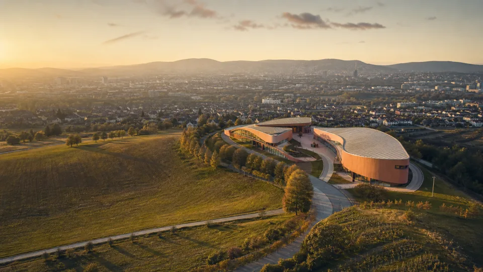Illustrative weitläufige Luftansicht mit Gebäude und Horizont als Motiv für einen Rundblick.